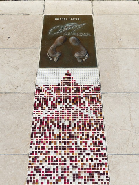 勇士大胜马刺重返西部第六，库里退居二线，三大悍将联手爆发.